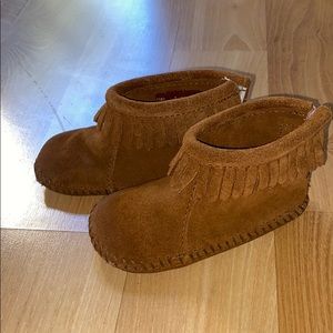 MINNETONKA brown baby shoes (size 5)